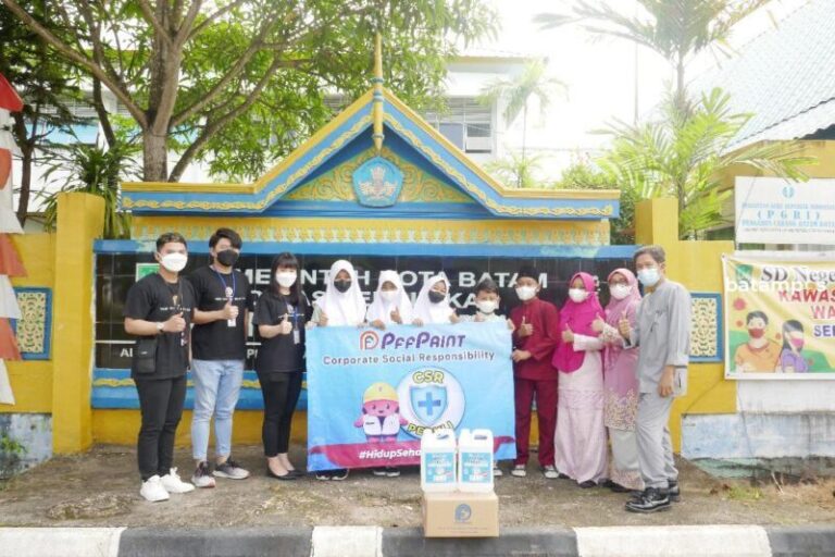 PFF Paint Bagikan Hand Sanitizer ke Sekolah