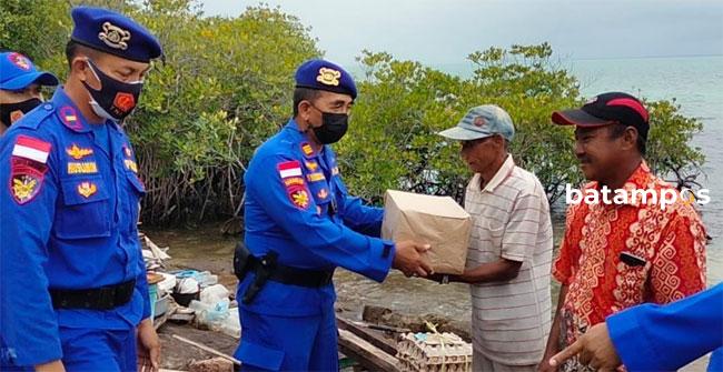 Warga Desa Mantang Besar Terima Bantuan dari Kepolisian