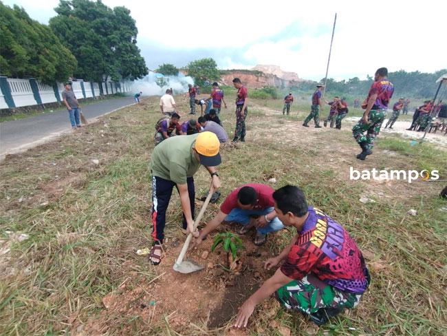 Prajurit Marinir Bersama Masyarakat Tanam Ratusan Bibit Pohon Mangga dan Alpukat
