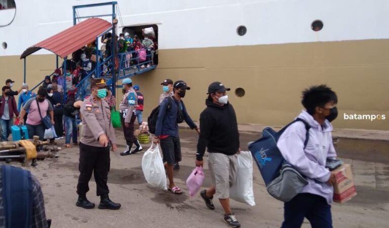 Antisipasi Barang Terlarang Masuk, Polsek KKP Kawal Kedatangan KM Kelud