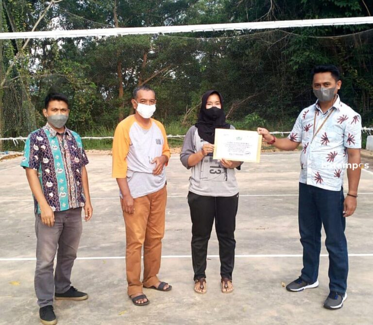 Dukung Gerakan Olahraga Masyarakat, PT Timah Tbk Bantu Klub Bola Voli Kampung Baru Tebing