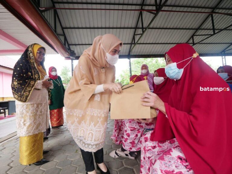 Kunjungi Rumah Bahagia Bintan, Hafizha Rahmadhani Roby Hibur Lansia