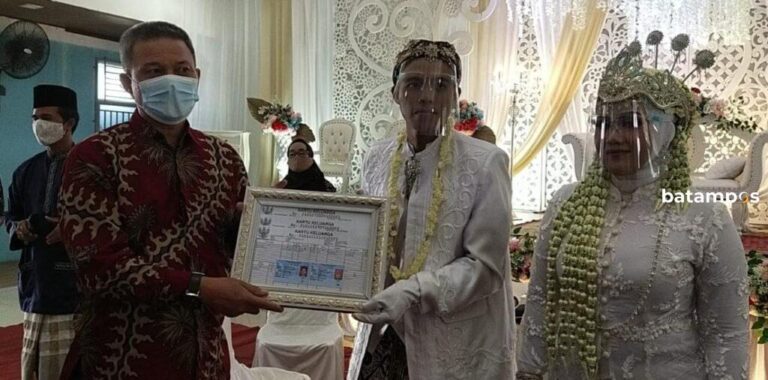 Program Pelayanan Terintegrasi, Usai Ijab Kabul, Arry Ashadi dan Retno Handayani Langsung Dapat Buku Nikah Sekaligus KTP dan KK Baru