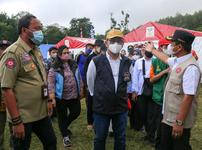 Sambangi Tenda Pengungsi, Komisi VIII Serahkan Bantuan Makanan Siap Saji dari Kemensos