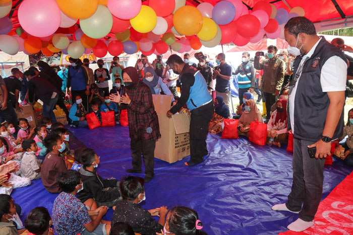 Hibur Anak Anak Di Pengungsian, Mensos Risma Ajak Bernyanyi dan Bagikan Mainan