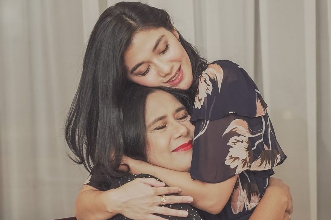 Empat Ungkapan Rasa Cinta Naysila Mirdad pada Ibunda