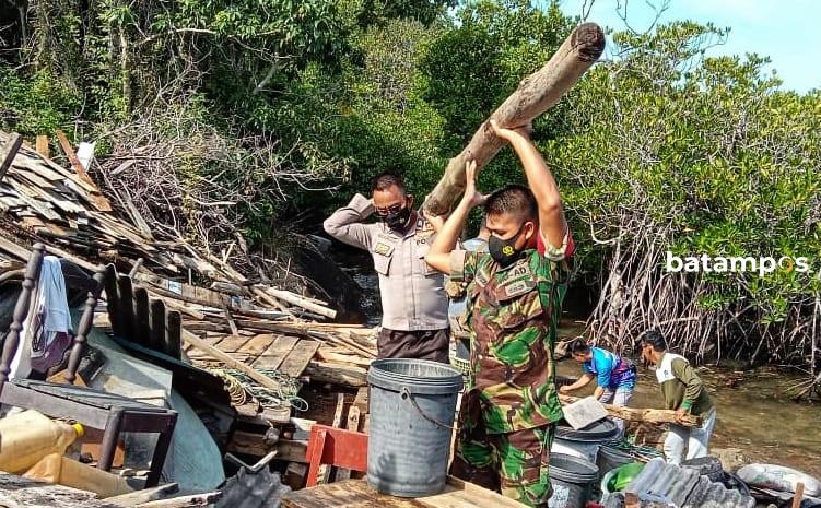 Gubuk Daeng Roboh Diterjang Gelombang Pasang Air Laut, Warga Gotong Royong Bangun Rumah Panggung