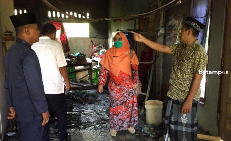 Korban Kebakaran di Bukit Batu, Desa Bintan Buyu Terima Bantuan dari BPBD Bintan