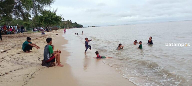 Warga Kundur Manfaatkan Tahun Baru Berlibur ke Pantai