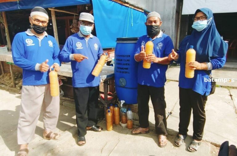Harga Pupuk Mahal, Pedagang Pasar Tani Agro Jaya Inovasi Ciptakan Pupuk Organik Cair