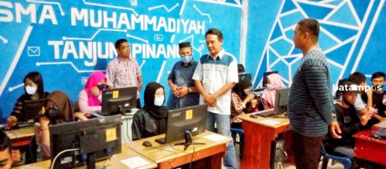 Belasan Remaja RW 8 Kelurahan Sei Lekop, Kecamatan Bintan Timur Dilatih Desain Grafis