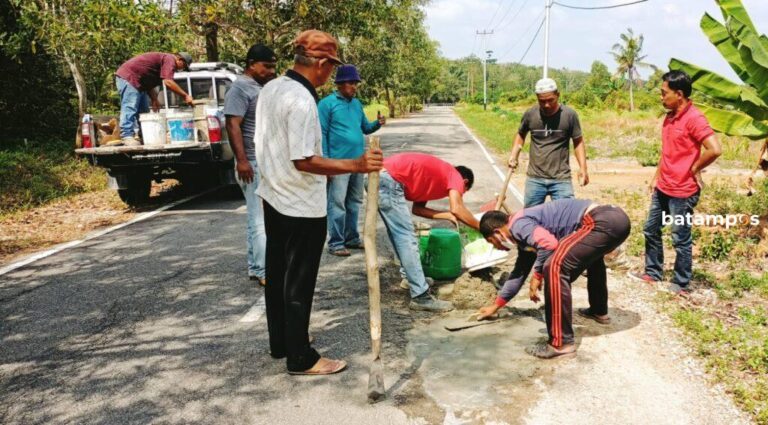 Gerak Keris DPC Kundur Utara Gelar Baksos Tambal Jalan Berlubang
