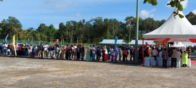 Jokowi Datang, Warga Bintan Antusias Antre dari Pagi untuk Terima Vaksin Covid-19 di Gedung Community Centre Simpang Lagoi