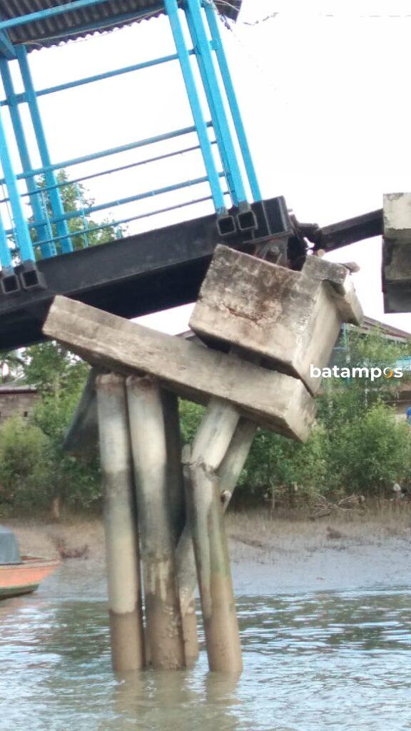 Pemprov Belum Serahkan ke Pemkab Karimun, Jembatan Ponton Pelabuhan Ungar Sudah Ambruk