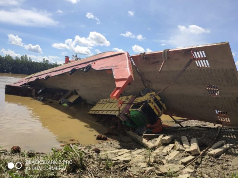 Kapal Terbalik di Kutai Timur, Lima Truk Tenggelam