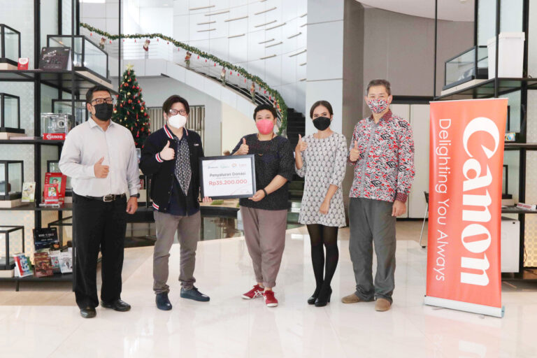 Canon Salurkan Donasi Selembar Kebaikan
