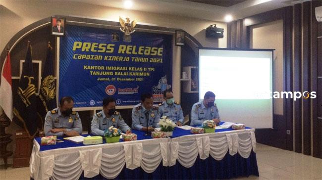 Imigrasi Kelas II TPI Tanjung Balai Karimun Deportasi 11 WNA