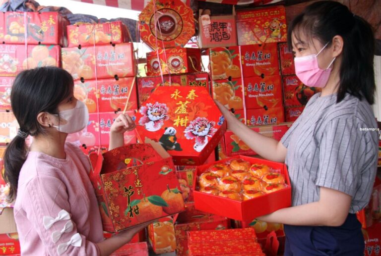 Pernak-pernik dan Parsel Imlek  Mulai Diburu Warga