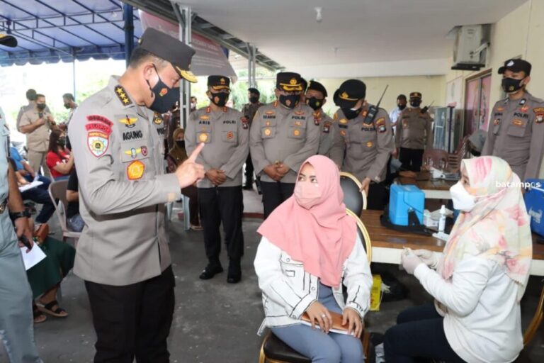 Vaksin Sebagai Syarat Cari Kerja, Pencaker Membludak di Polsek untuk Dapat Vaksin