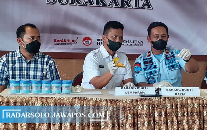 Pelaku Lemparkan Jeruk ke Dalam Rutan