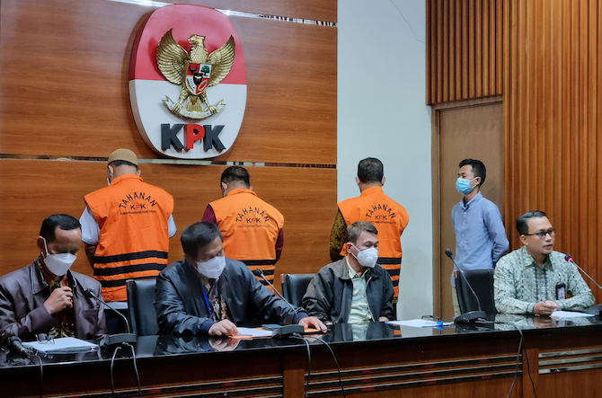 KPK Langsung Tahan Hakim dan Panitera Pengganti PN Surabaya