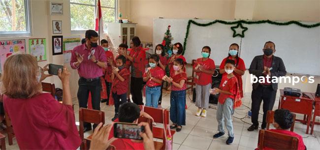 Siswa SD Kurnia Djaya Alam Rayakan Natal Dengan Manortor Bersama 