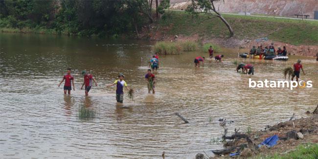 Ratusan Prajurit Marinir Bersihkan Taman Kolam Sekupang