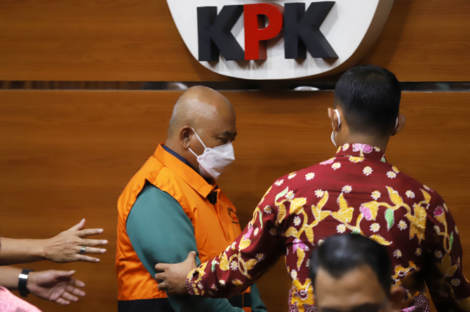 Wali Kota Bekasi Rahmat Effendi Diam dan Tertunduk Lemas Saat Ditahan KPK