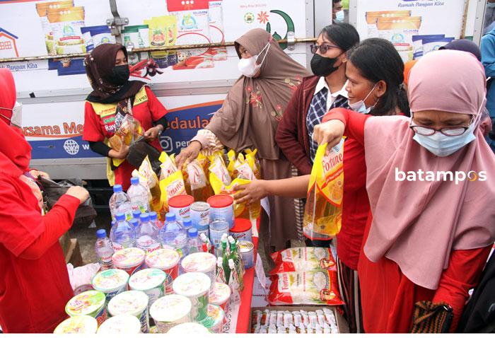 Warga Antre Beli Minyak Goreng Murah di Pasar TPID II
