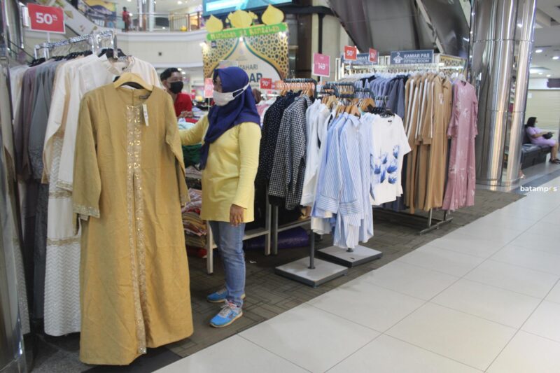 Pakaian muslim di Matahari Bazaar BCS Mall Batam Minggu 25 April 2021. F Suprizal Tanjung 2 1 3 e1643598804830