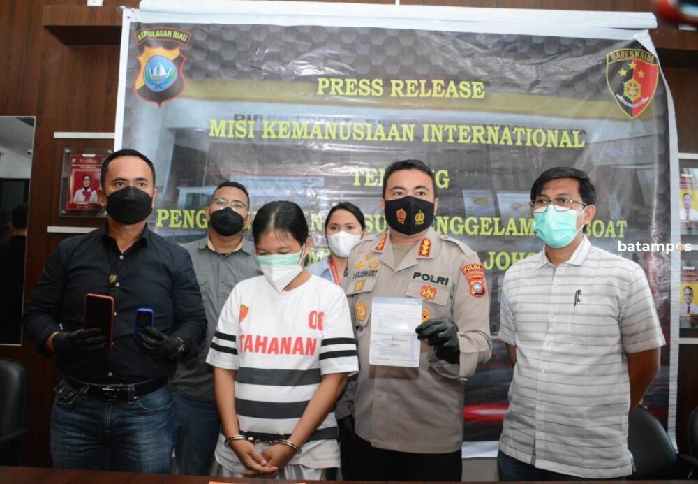Polda Kepri saat ekspose tersangka Inisial ES Alias E jaringan penyelundup PMI F Humas Polda Kepri 2 e1641974480494