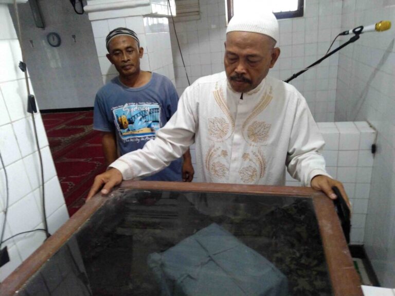 Tulisan Tangan dengan Tinta yang Tersimpan Rapat di Kotak Kayu