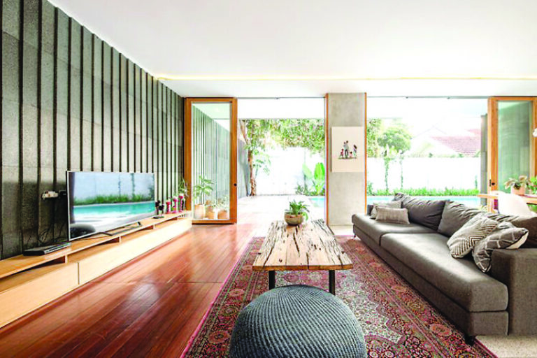 Rumah Sisik Batu Melebur Batas Indoor & Outdoor