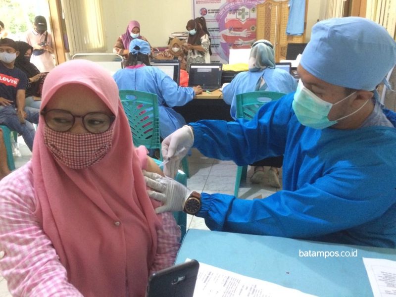 Salah seorang warga ketika melakukan vaksinasi di UPT Puskesmas Tanjung Balai KArimunfTRI e1635830418806