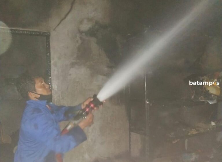 Pulang Salat Isya, Rumah Farhan Habis Dilahap Api