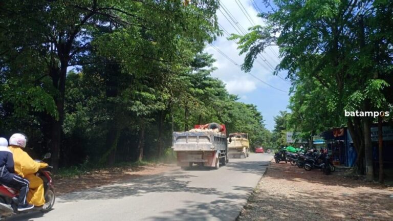 Truk Pengangkut Tanah Ugal-ugalan dan Merusak Jalan yang Dilalui