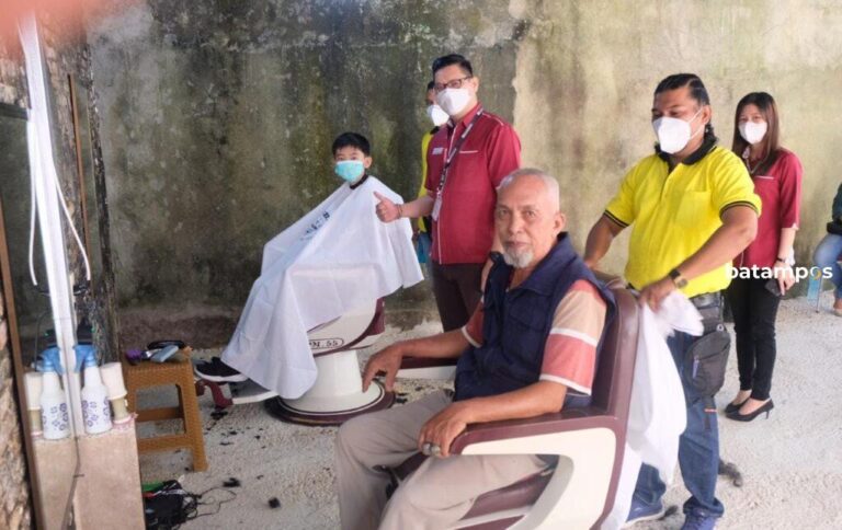 HUT ke-4, PT. BPR DMS Gelar Potong Rambut Gratis