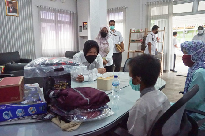 Ditemui Mensos, Agung Bocah Pemulung Gembira Diberi Kesempatan Sekolah Lagi