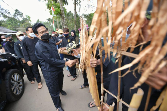 Kunjungi Desa Sirnaresmi, Gus Halim Terkesima dengan Tradisi Adat dan Kelestarian Budayanya