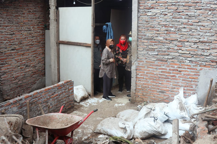 Serahkan Santunan Korban Longsor Kota Semarang, Mensos Sampaikan 2 Pesan Penting