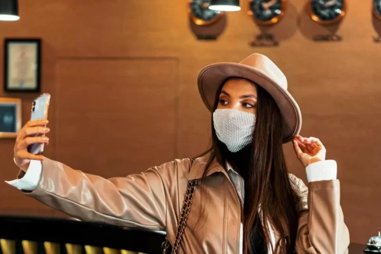 Memakai Masker Membuat Penampilan Lebih Menarik