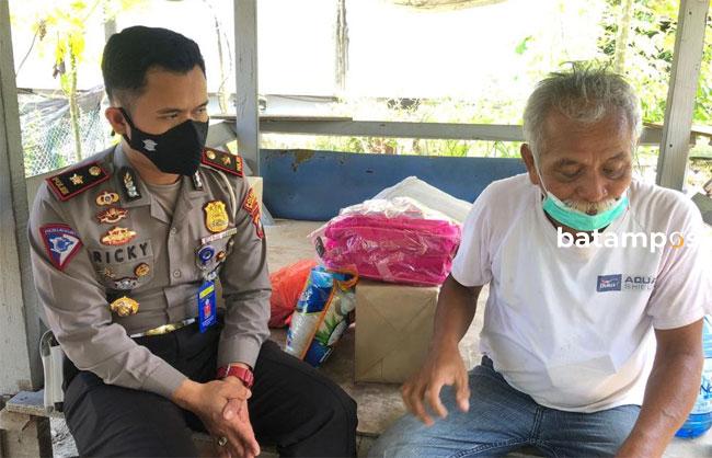 Satlantas Polresta Barelang Berikan Bantuan Sosial untuk Warga Kurang Mampu