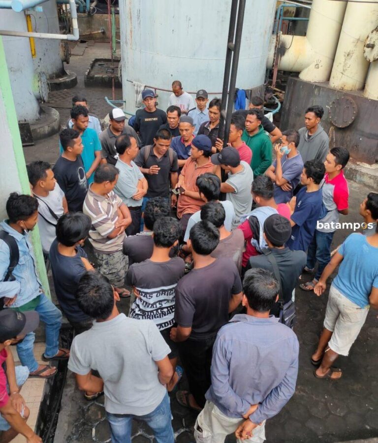 Puluhan Pekerja PT PGI Mitra PT PLN Demo Tuntut Tingkatkan Kesejahteraan