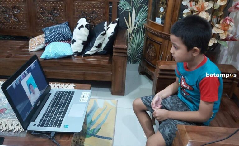 Covid Melonjak, Pelajar SD-SMP Kembali Belajar Online
