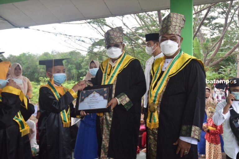 Bupati Karimun Wisuda 279 Santri di Kecamatan Kundur Utara
