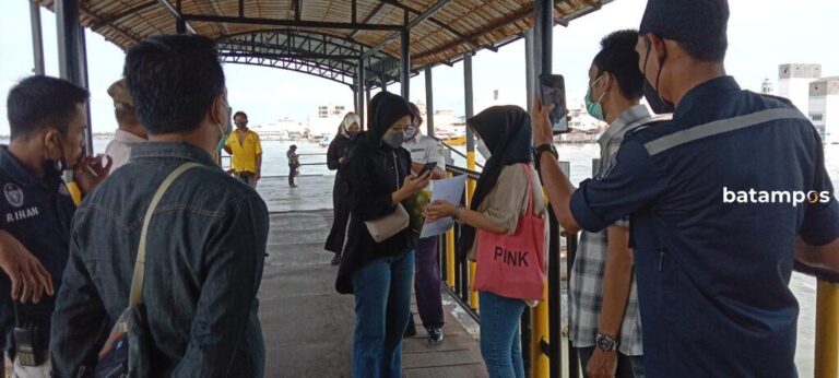 Relawan Siaga di Ponton Kedatangan Pelabuhan Sri Tanjung Gelam