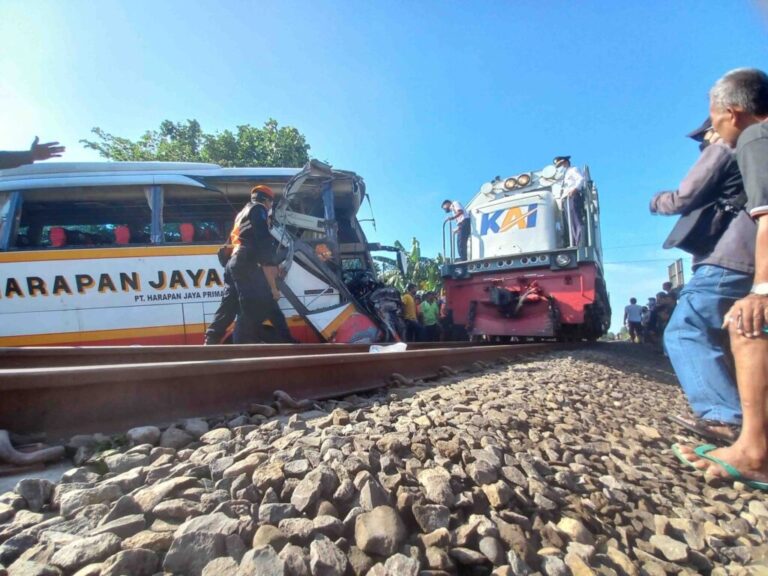 Bus Dihantam KA, 5 Penumpang Meninggal