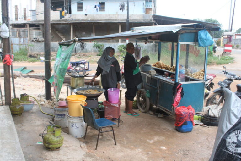 Pedagang Siasati Penjualan Tahu Tempe agar Terjangkau