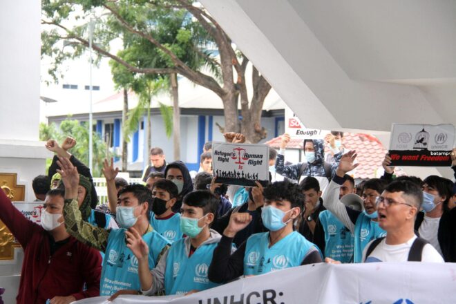 Pencari Suaka Ricuh di Kantor DPRD Batam