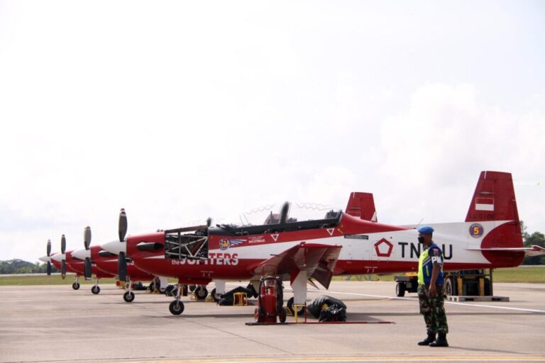 Pesawat TNI AU Bermanuver di Langit Singapura